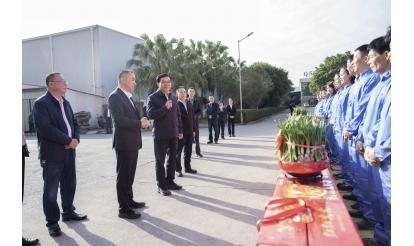 市委員會書記の王進足氏は紫山グループを訪れ、春節(jié)期間中に生産ラインで奮闘していた第一線の従業(yè)員を慰問した